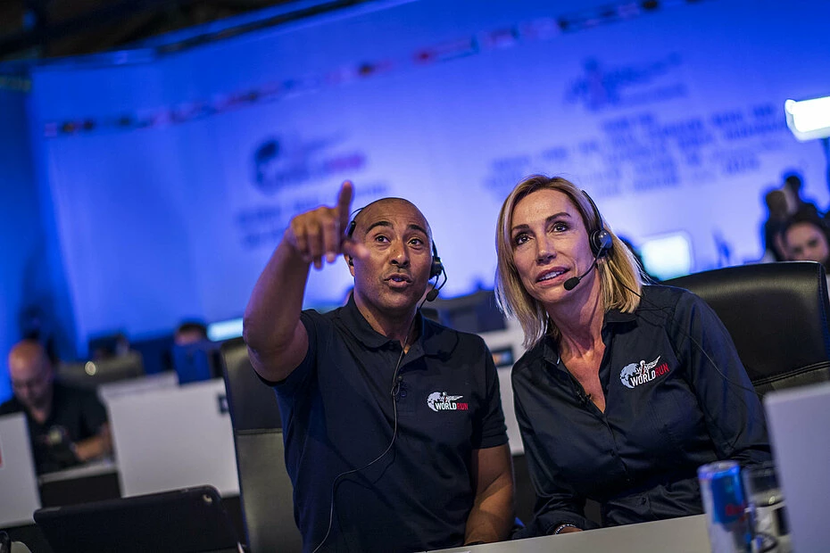 Anita Gerhardter und Colin Jackson 2018 in der Global Race Control.